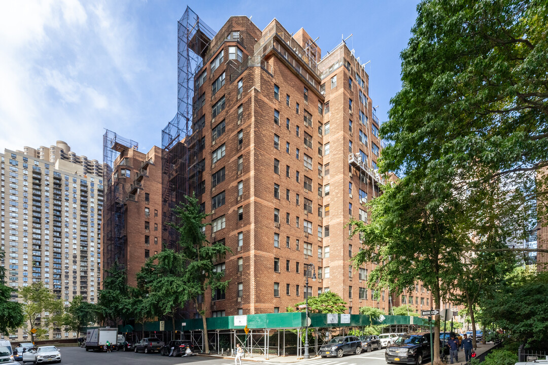 Two Tudor City Place in New York, NY - Building Photo