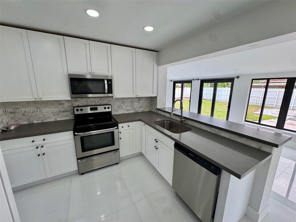 8360 SW 46th St in Miami, FL - Building Photo