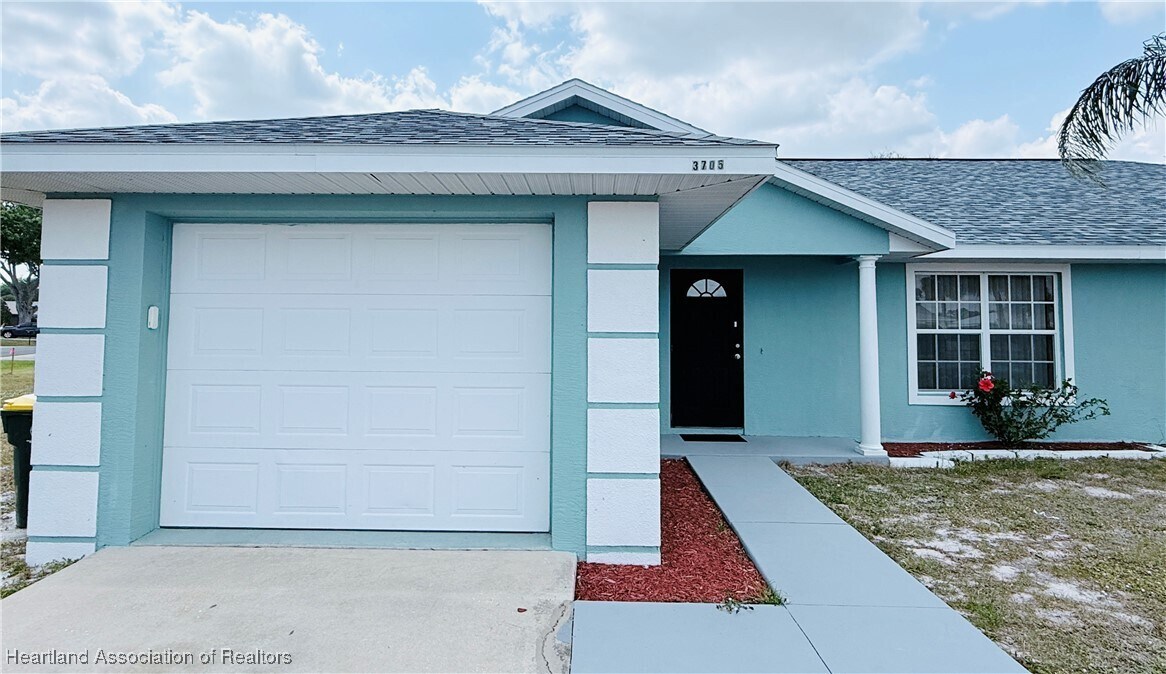 3705 Vilabella Dr in Sebring, FL - Building Photo