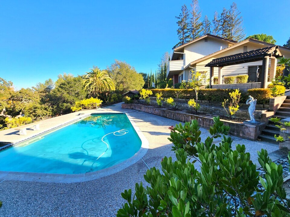 98 Mesa Ct in Atherton, CA - Building Photo