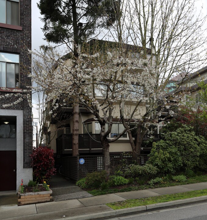 1375 W 10th Ave in Vancouver, BC - Building Photo