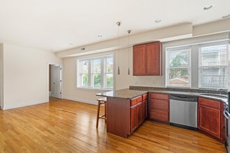 1432 N Maplewood Ave, Unit 304 in Chicago, IL - Foto de edificio - Building Photo