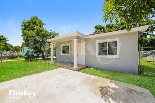 10131 W Indigo St in Miami, FL - Building Photo - Building Photo