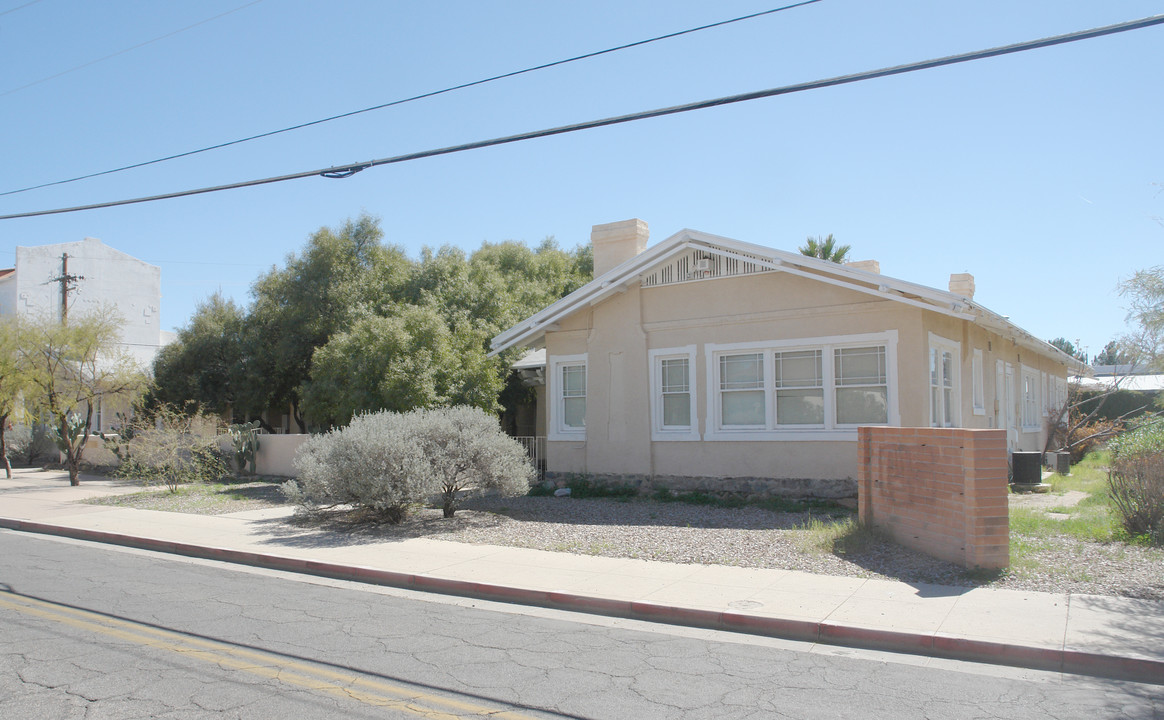 Brady Court in Tucson, AZ - Foto de edificio