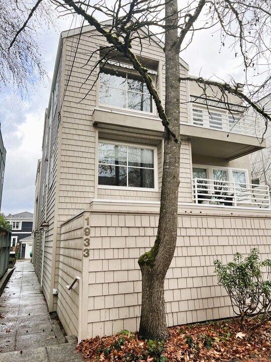 1933 42nd Ave E in Seattle, WA - Building Photo