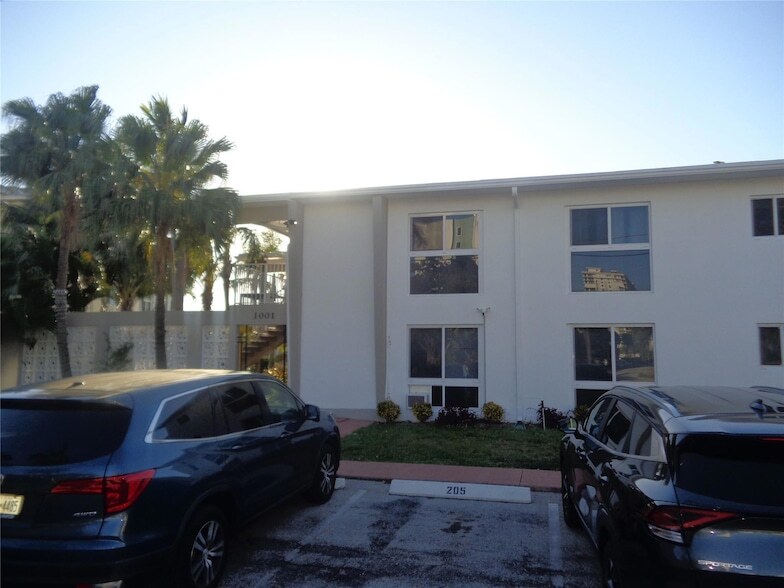 1001 S Riverside Dr, Unit 105 in Pompano Beach, FL - Building Photo