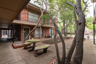 4525 Gilbert Ave, Unit 207 in Dallas, TX - Building Photo