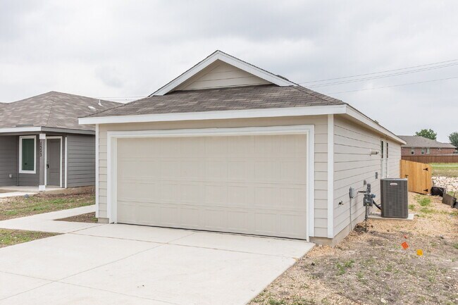 1527 Silver Crk in New Braunfels, TX - Foto de edificio - Building Photo