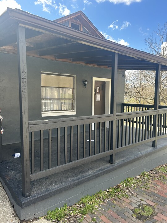 221 W Washington St, Unit Washington 1-4 in Athens, OH - Building Photo