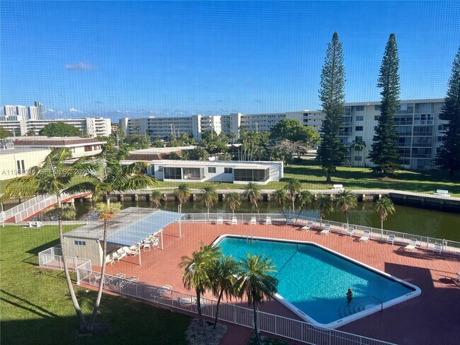 2855 Leonard Dr in Aventura, FL - Building Photo - Building Photo