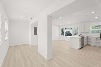 121 S Lake Dr in Lantana, FL - Foto de edificio - Building Photo