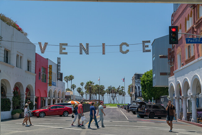 43 Dudley Ave in Venice, CA - Building Photo - Other