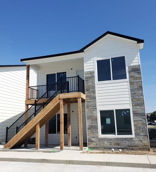 10146 E Harry St in Wichita, KS - Building Photo