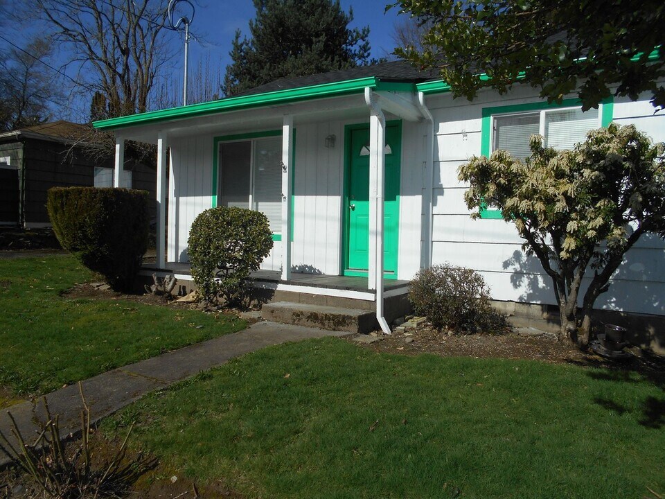 1831 SE Bidwell St in Portland, OR - Building Photo