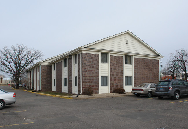 Highland Park Apartments in Fridley, MN - Building Photo - Building Photo