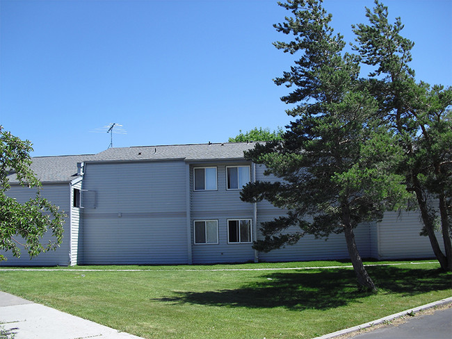 Pondside Gardens Apartments in St Anthony, ID - Building Photo - Building Photo