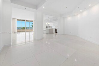 808 Brickell Key Dr in Miami, FL - Building Photo - Building Photo
