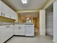 5861 Riverside Dr in Coral Springs, FL - Building Photo - Building Photo