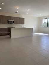 8265 NW 41st St in Doral, FL - Building Photo - Building Photo