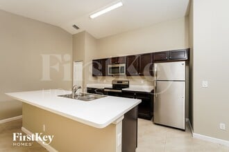 283 SW Tulip Blvd in Port St. Lucie, FL - Foto de edificio - Building Photo