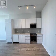 430 Square One Dr in Mississauga, ON - Building Photo - Building Photo