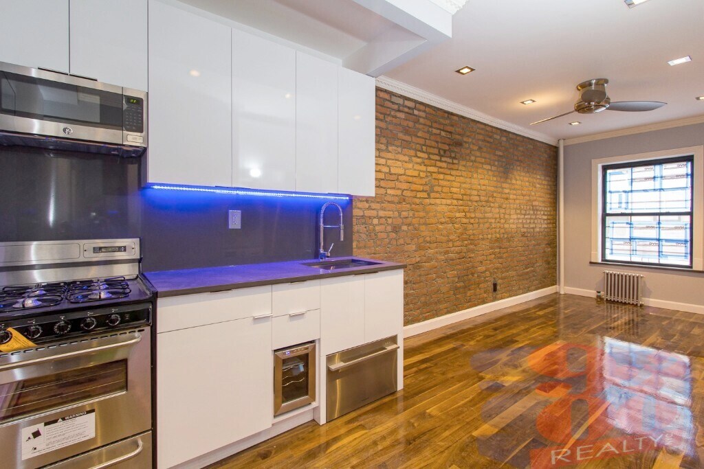 221 E 11th St in New York, NY - Building Photo