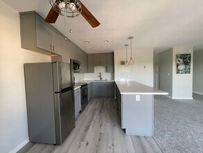 7555 Linda Vista Rd in San Diego, CA - Building Photo - Building Photo