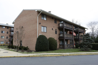 Falls Church Gardens in Falls Church, VA - Foto de edificio - Building Photo