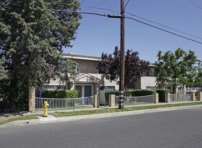 Summerwood Apartments in Palmdale, CA - Foto de edificio - Building Photo