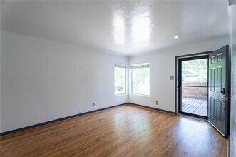 10231 Pinecrest Dr in Dallas, TX - Foto de edificio - Building Photo
