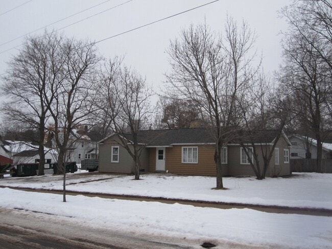 710 Summit Ave in Eau Claire, WI - Building Photo - Building Photo