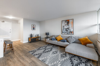 38 Dixington Crescent in Toronto, ON - Building Photo - Interior Photo