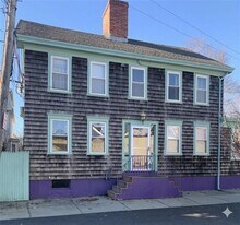 1 Bartlett Ct in Newport, RI - Building Photo