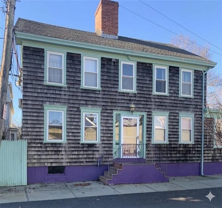 1 Bartlett Ct in Newport, RI - Building Photo