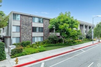 Woodland House Apartments in Woodland Hills, CA - Foto de edificio - Building Photo
