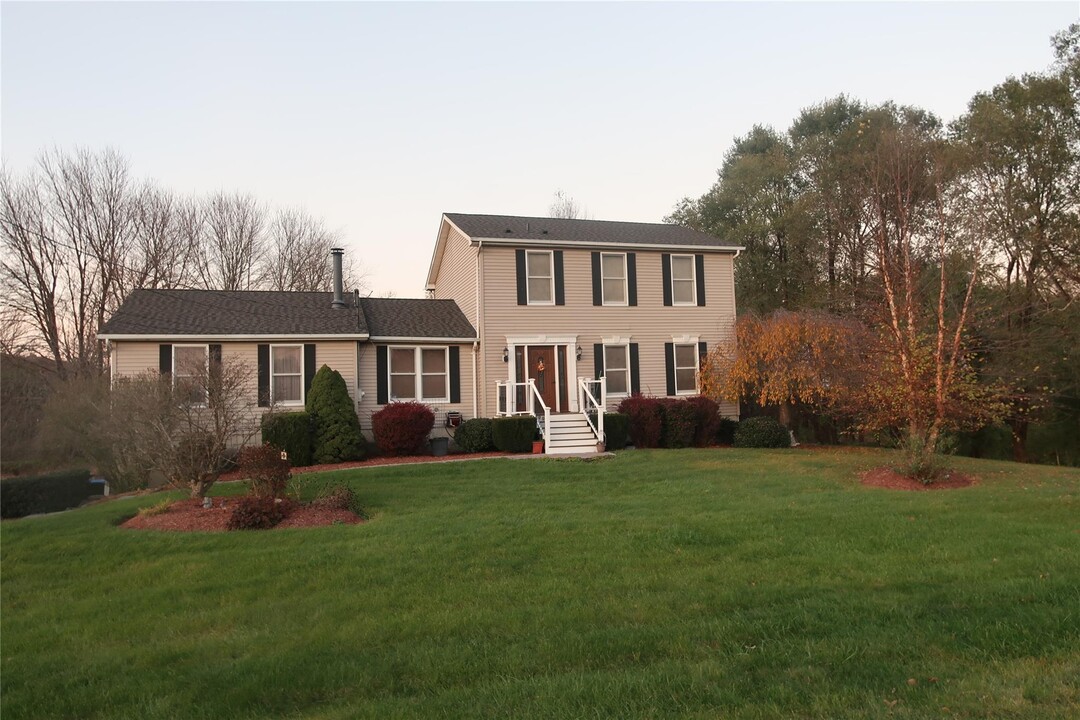 33 Greycourt Ave in Chester, NY - Building Photo