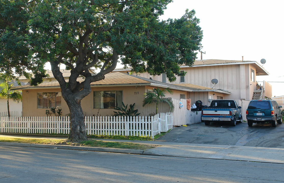 717 Shalimar Dr in Costa Mesa, CA - Foto de edificio