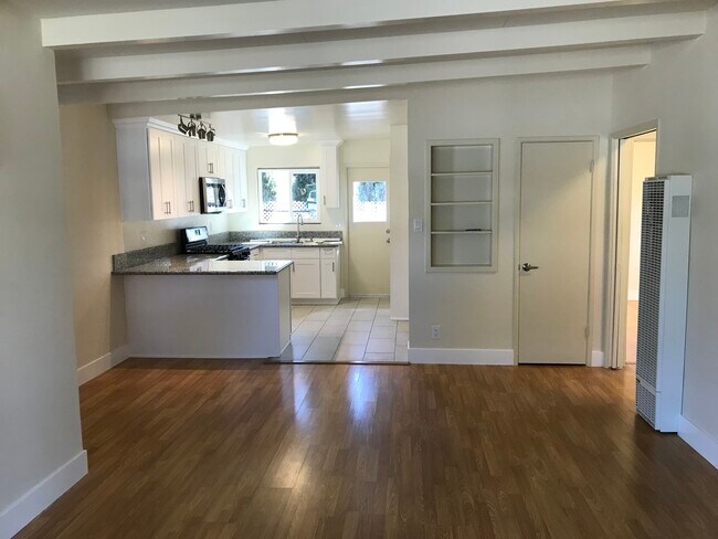 2526 Hermosa Ave, Unit 2526 MIDDLE UNIT in Montrose, CA - Foto de edificio - Building Photo