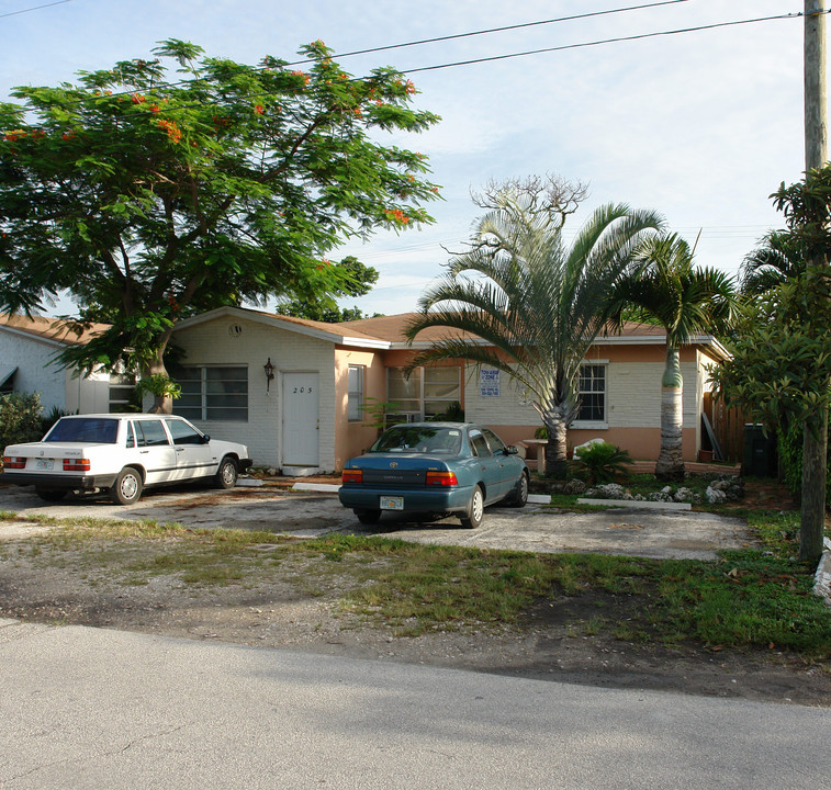 205 SE 22nd St in Fort Lauderdale, FL - Building Photo