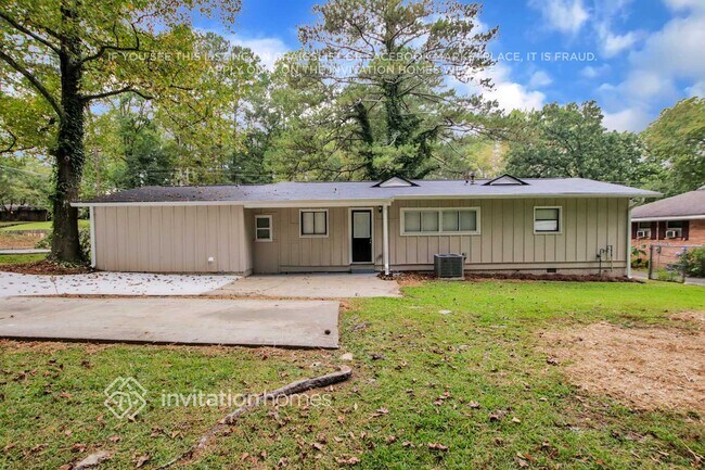 2262 Dodson Dr in East Point, GA - Foto de edificio - Building Photo