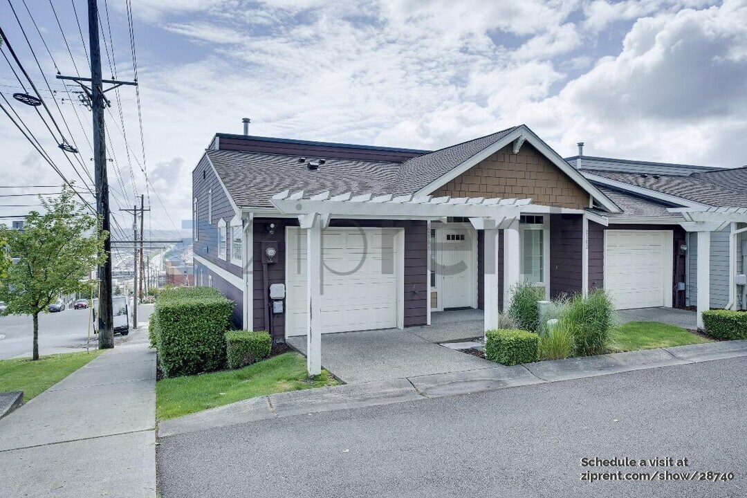 2101 Tacoma Ct in Tacoma, WA - Foto de edificio