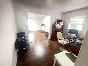 110 N Parkside Dr in Levittown, NY - Building Photo - Building Photo