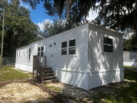 7017 Silver Lake Dr in Palatka, FL - Building Photo