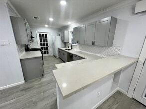 1710 Longhorn Dr in Houston, TX - Building Photo - Building Photo