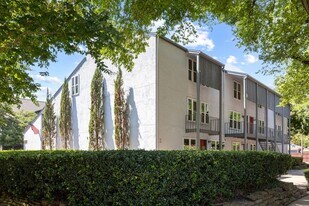 3827 Gilbert Ave, Unit 214B in Dallas, TX - Building Photo