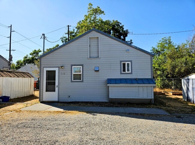 property at 516 W Entiat Ave