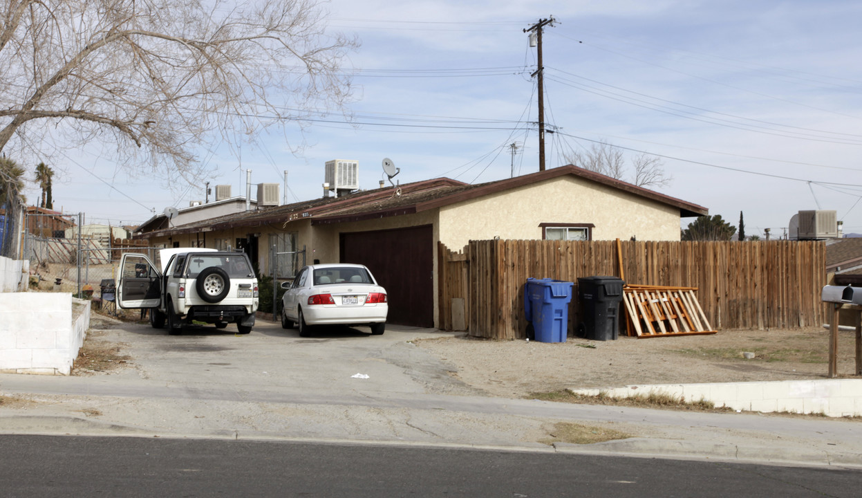 933-935 Navajo St in Barstow, CA - Foto de edificio