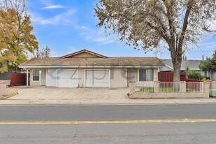 1659 Knickerbocker Dr in Stockton, CA - Building Photo