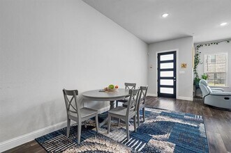 1894 Strand St in Farmers Branch, TX - Foto de edificio - Building Photo