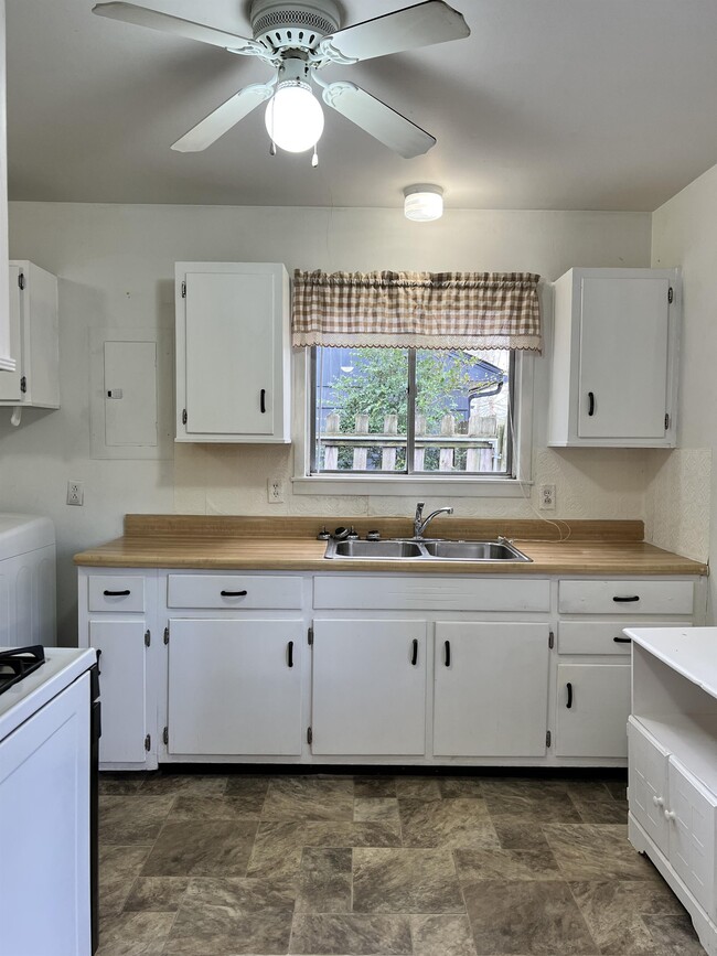 property at 3122 Commander Dr